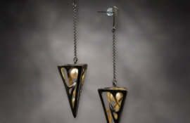 E.AR.19004 Zaha Hadid Earrings 3 Black 01