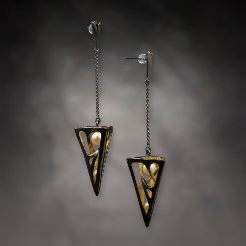 E.AR.19004 Zaha Hadid Earrings 3 Black 01