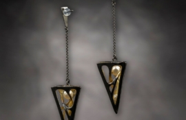 E.AR.19004 Zaha Hadid Earrings 3 Black 02