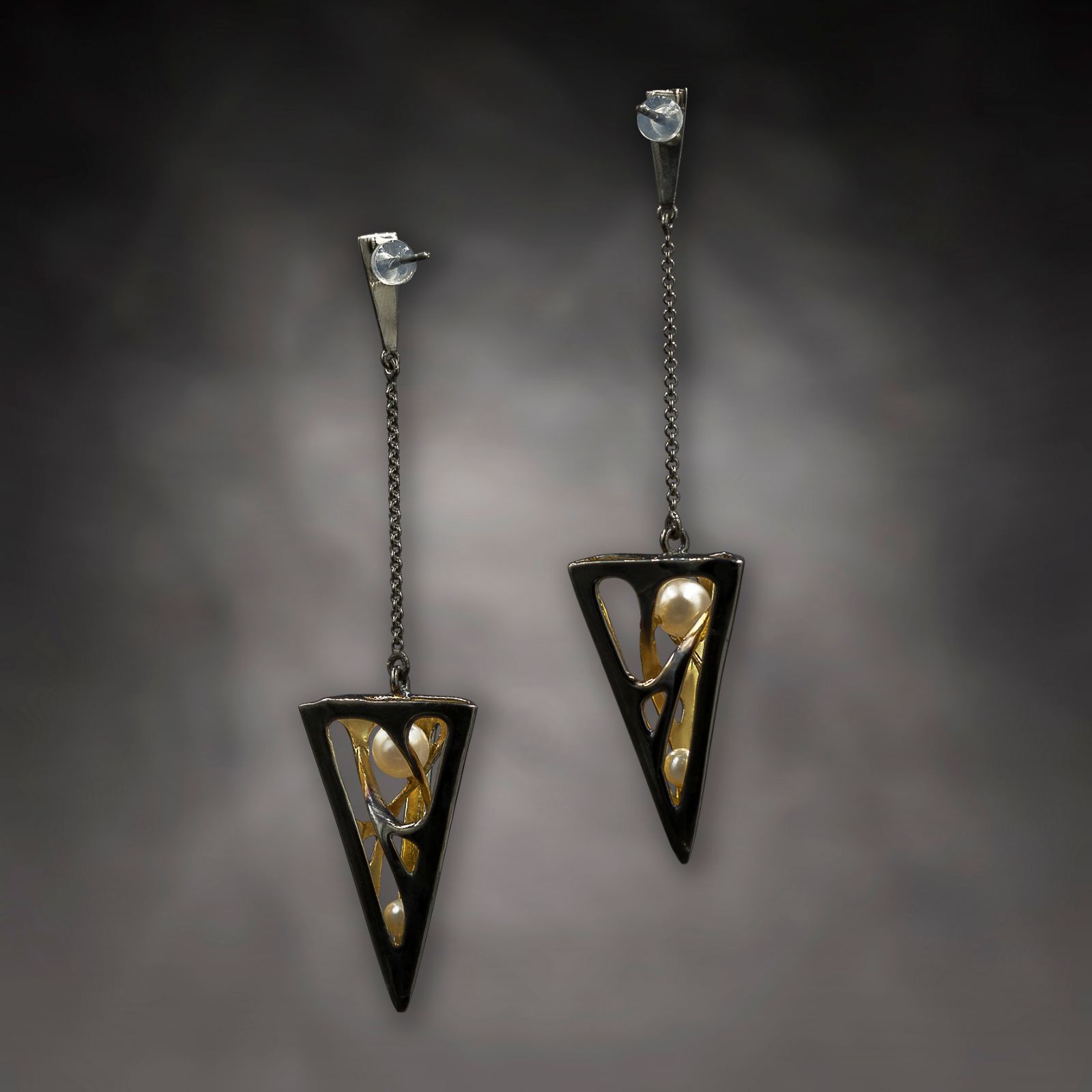 E.AR.19004 Zaha Hadid Earrings 3 Black