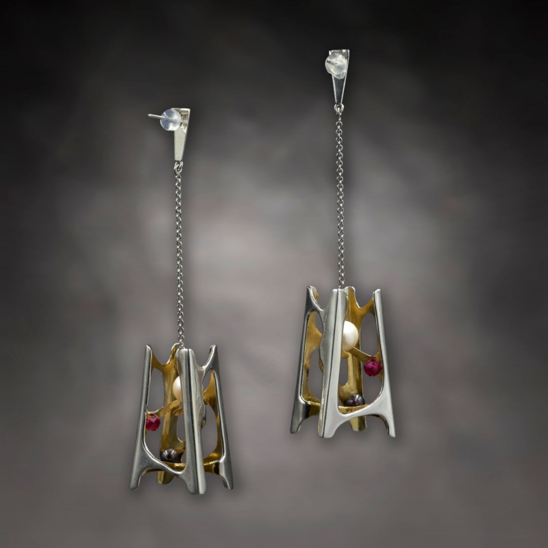 E.AR.19005 Zaha Hadid Mesa Earrings White 03