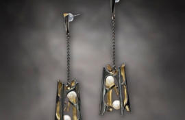 E.AR.19006 Zaha Hadid Meza Earrings Black 01