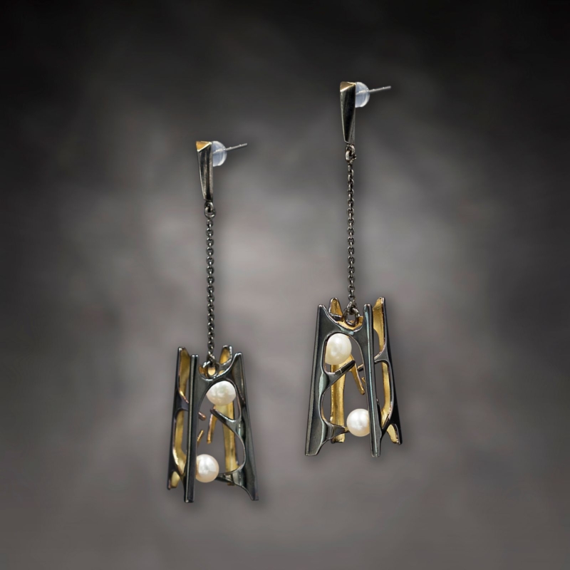 E.AR.19006 Zaha Hadid Meza Earrings Black 01