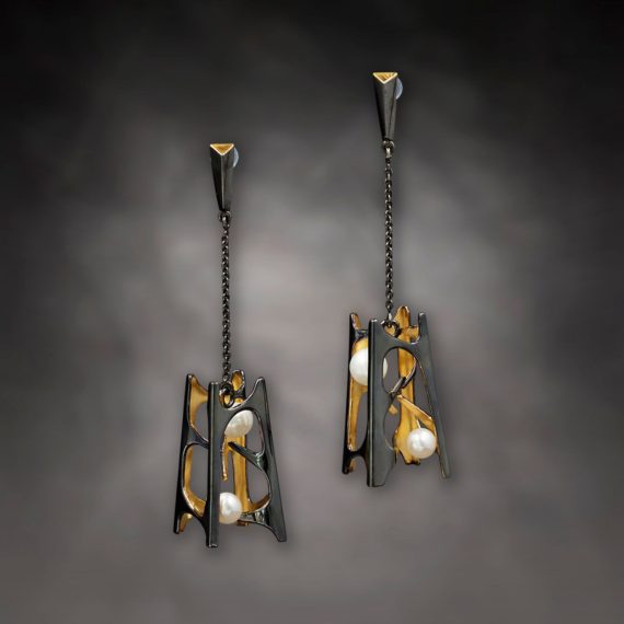 E.AR.19006 Zaha Hadid Meza Earrings Black