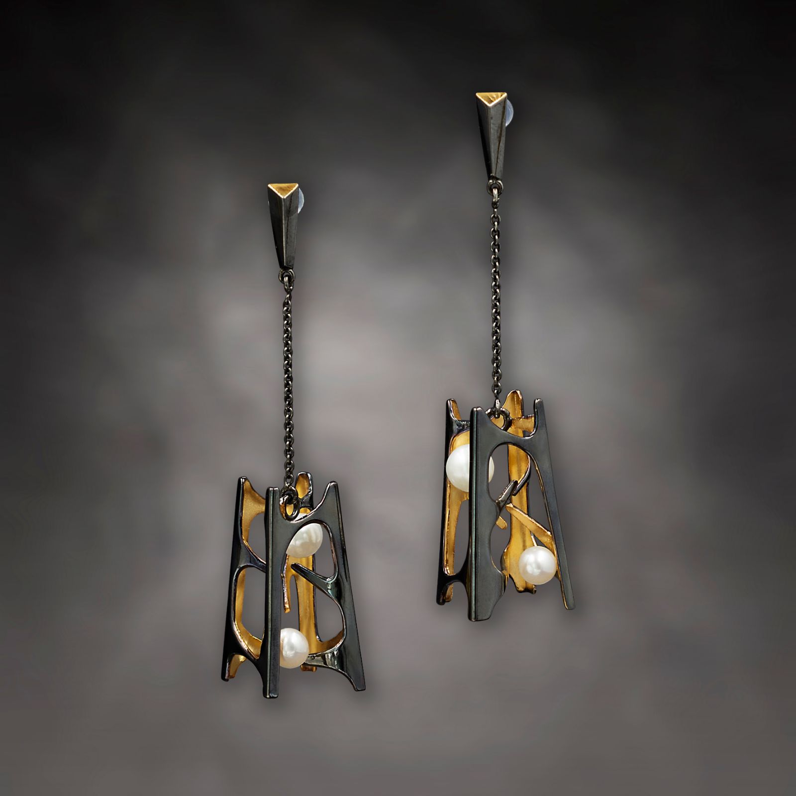 E.AR.19006 Zaha Hadid Meza Earrings Black