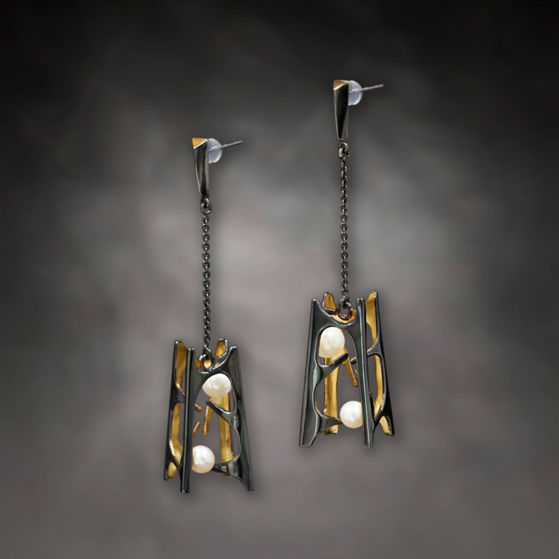 E.AR.19006 Zaha Hadid Meza Earrings Black 03