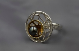 R.AR.19002 Louvre Ring Round Black Pearl IMG_3618