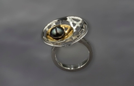 R.AR.19002 Louvre Ring Round Black Pearl IMG_3624