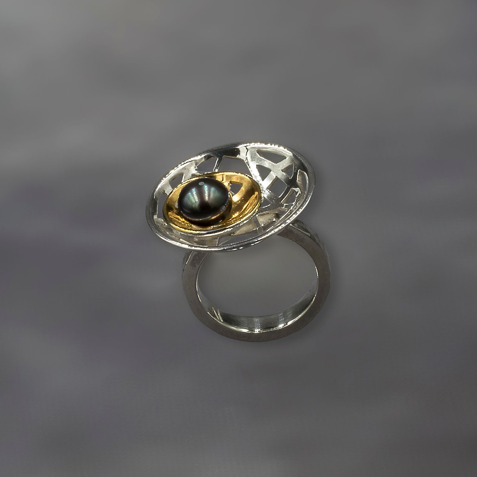 R.AR.19002 Louvre Ring Round Black Pearl