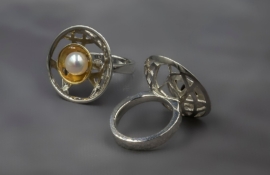 R.AR.19003 Louvre Ring Round White Pearl IMG_3622