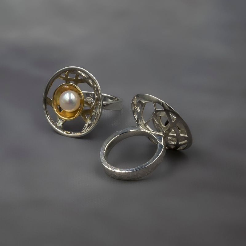 R.AR.19003 Louvre Ring Round White Pearl IMG_3622