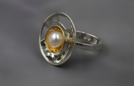 R.AR.19003 Louvre Ring Round White Pearl IMG_3629