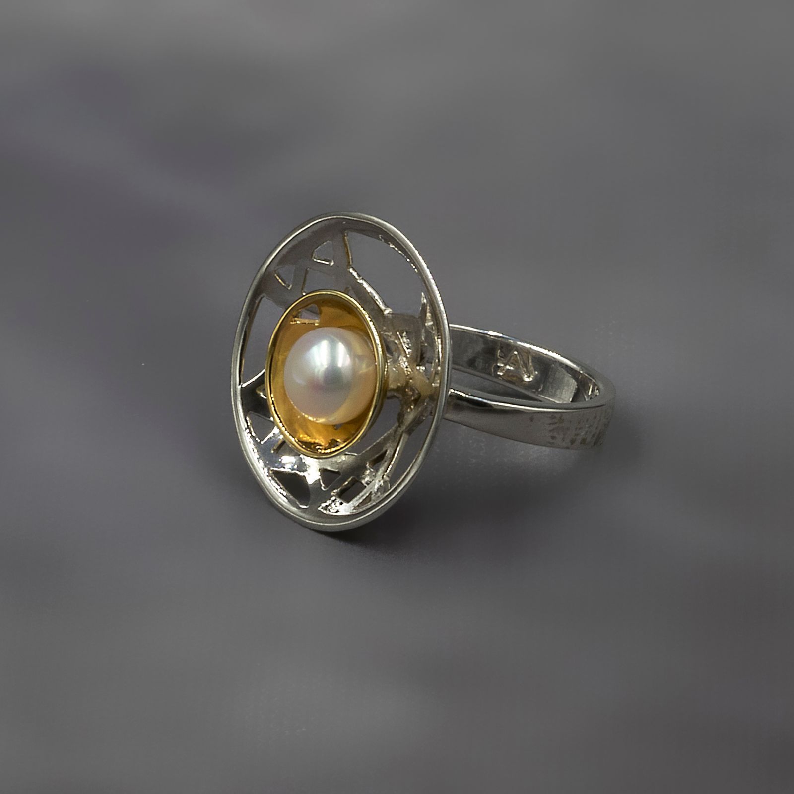 R.AR.19003 Louvre Ring Round White Pearl