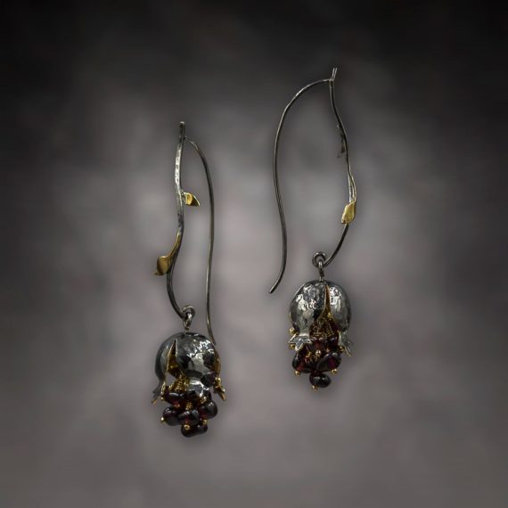 E.WN.19007_Pomegranet Earrings Black