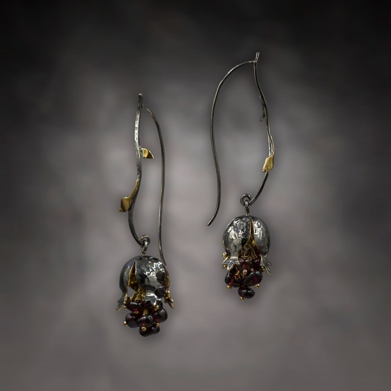 E.WN.19007_Pomegranet Earrings Black (1)