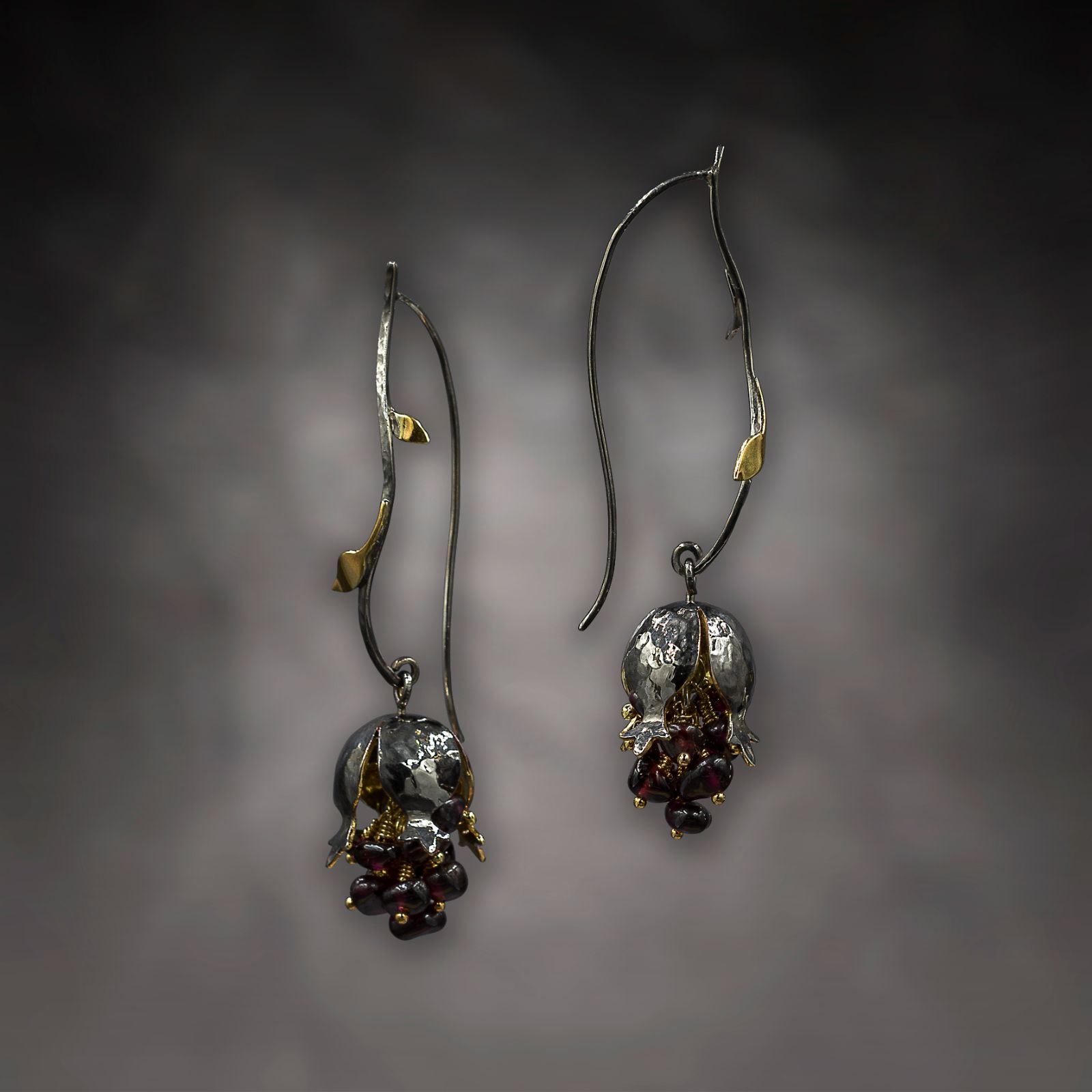 E.WN.19007_Pomegranet Earrings Black