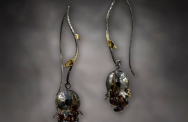 E.WN.19007_Pomegranet Earrings Black (2)
