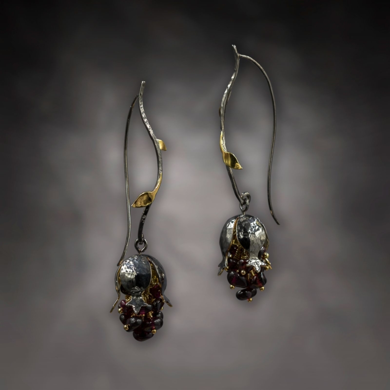 E.WN.19007_Pomegranet Earrings Black (2)