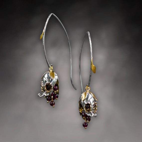 E.WN.19011_SnapDragon Earrings Garnet