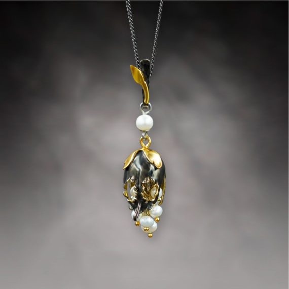Snapdragon Pendant Pearl